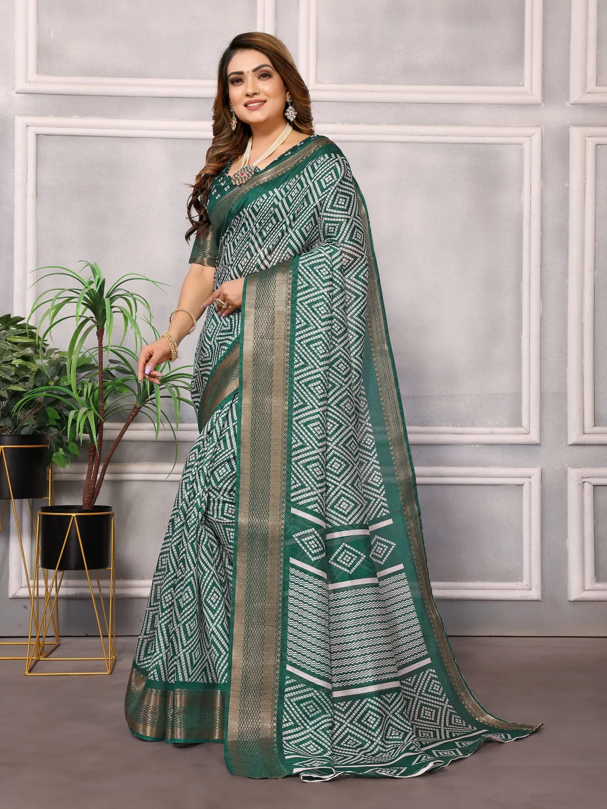 Trending Green Design Bandhani Cotton Blend Saree For Women
