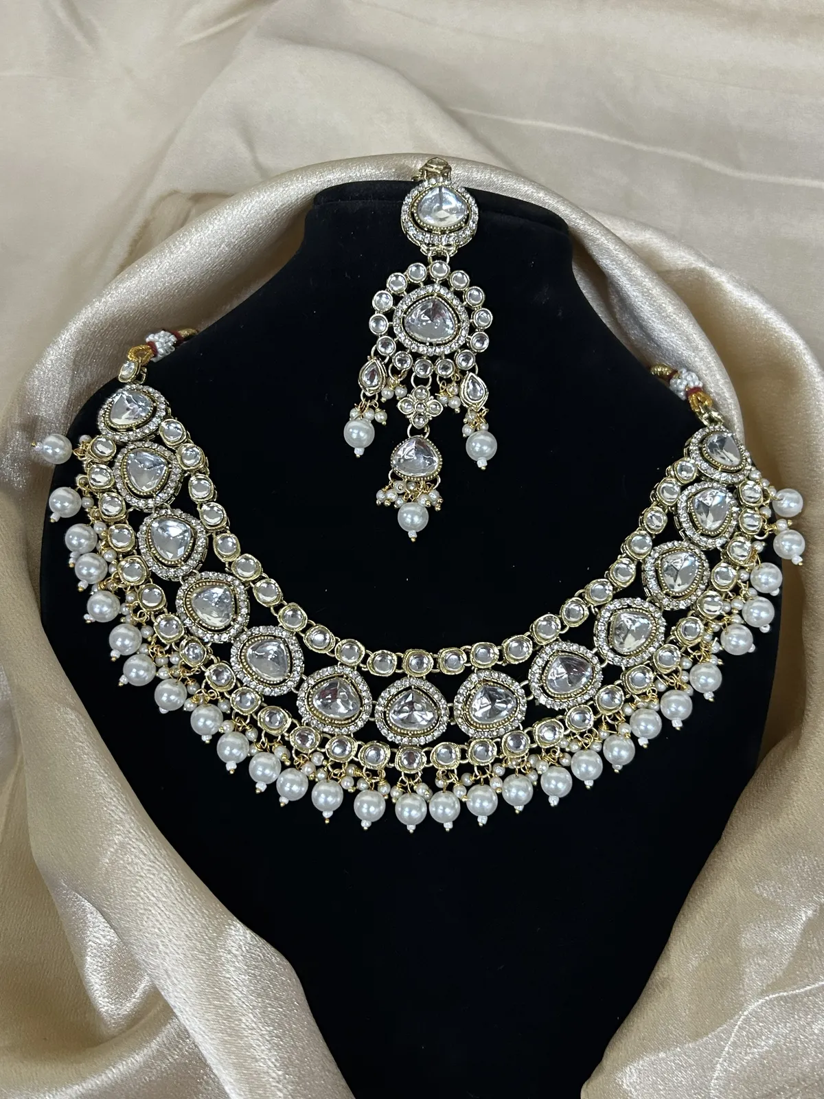 Women Gold Plated White Kundan Studded & Beaded Jewellery Set