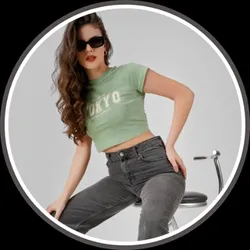 BRAND_CATEGORY_CROP_TOP__Red Flag