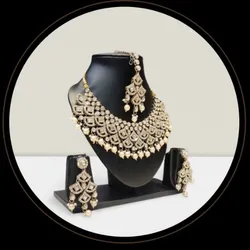 OUR_SPECIALTY__NECKLACE__CrowdRob