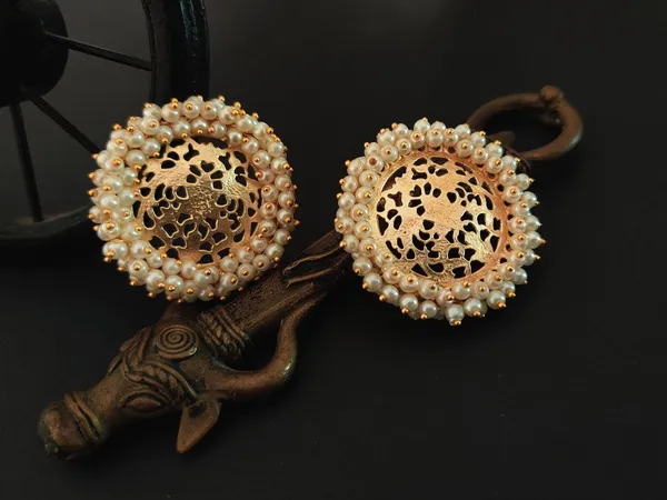 Tanishka_Radiant_Golden_Classic_Circular_Stud_Earrings