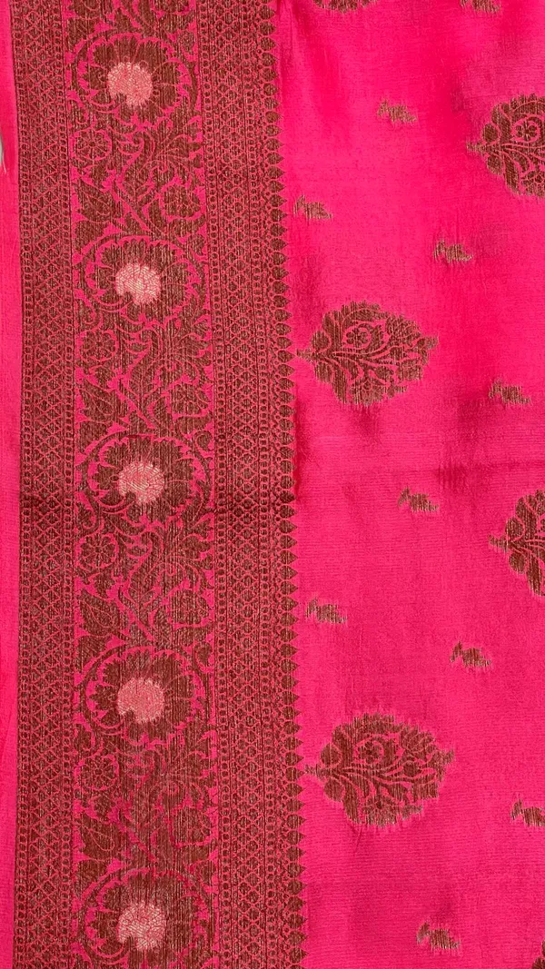 Humairah_Pure_Handloom_Orange_Contrast_Pink_Dupion_Silk_Copper_Zari_Floral_Booti_Banarasi_Mina_Zari_Border_with_Floral_Banarasi_Pallu_and_Pink_Blouse