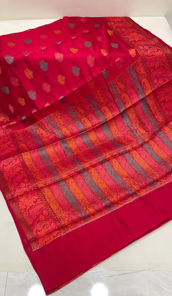 Humairah_Pure_Handloom_Red_Chiniya_Silk_Floral_Minakari_Zari_Booti_with_Paisley_Mina_Zari_Border_and_Rangkaat_Paisley_Pallu_with_Red_Blouse