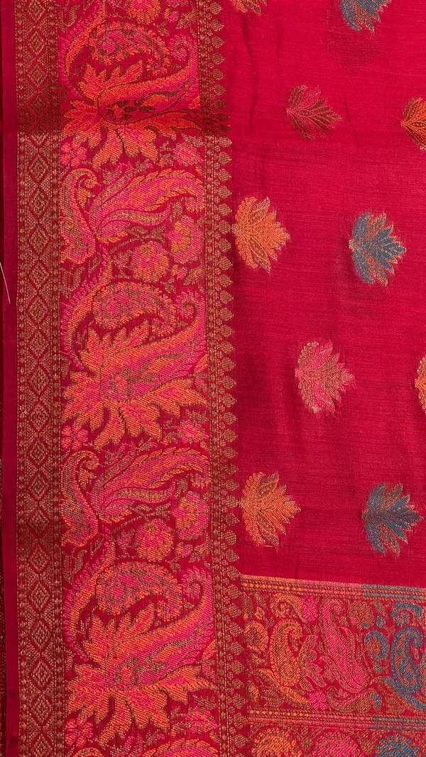 Humairah_Pure_Handloom_Red_Chiniya_Silk_Floral_Minakari_Zari_Booti_with_Paisley_Mina_Zari_Border_and_Rangkaat_Paisley_Pallu_with_Red_Blouse