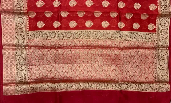 Humairah_Pure_Handloom_Red_Cotton_Golden_Zari_Floral_Booti_with_Red_Floral_Zari_Pallu_and_2D_Zari_Border_with_Red_Blouse