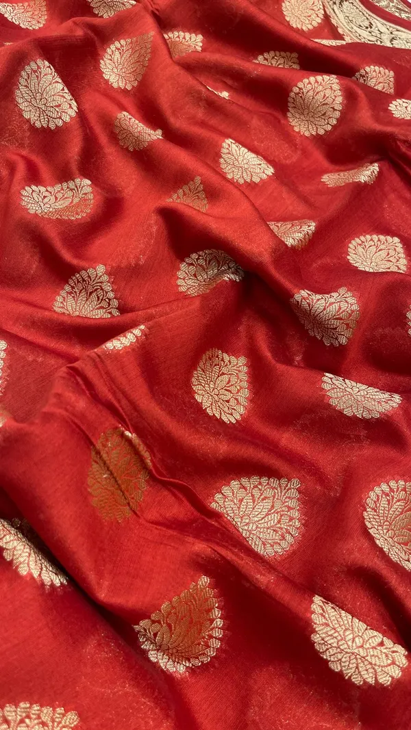 Humairah_Pure_Handloom_Red_Cotton_Golden_Zari_Floral_Booti_with_Red_Floral_Zari_Pallu_and_2D_Zari_Border_with_Red_Blouse