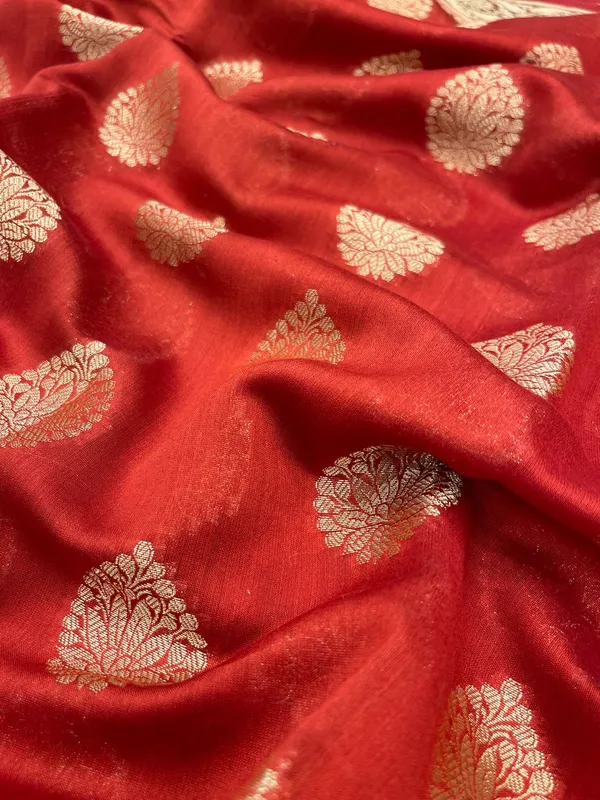 Humairah_Pure_Handloom_Red_Cotton_Golden_Zari_Floral_Booti_with_Red_Floral_Zari_Pallu_and_2D_Zari_Border_with_Red_Blouse