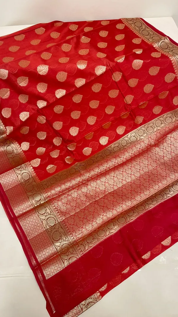 Humairah_Pure_Handloom_Red_Cotton_Golden_Zari_Floral_Booti_with_Red_Floral_Zari_Pallu_and_2D_Zari_Border_with_Red_Blouse