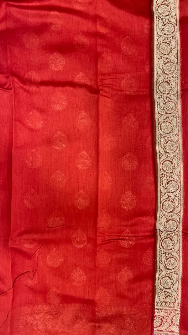 Humairah_Pure_Handloom_Red_Cotton_Golden_Zari_Floral_Booti_with_Red_Floral_Zari_Pallu_and_2D_Zari_Border_with_Red_Blouse