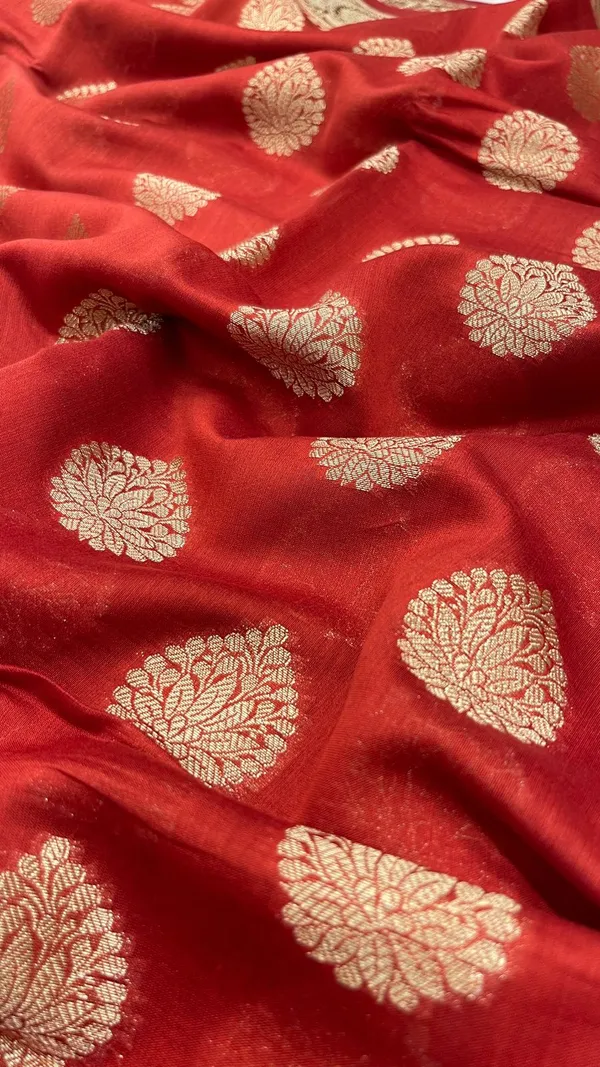 Humairah_Pure_Handloom_Red_Cotton_Golden_Zari_Floral_Booti_with_Red_Floral_Zari_Pallu_and_2D_Zari_Border_with_Red_Blouse