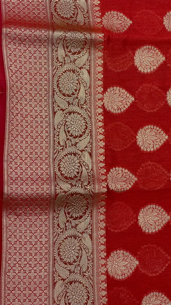 Humairah_Pure_Handloom_Red_Cotton_Golden_Zari_Floral_Booti_with_Red_Floral_Zari_Pallu_and_2D_Zari_Border_with_Red_Blouse