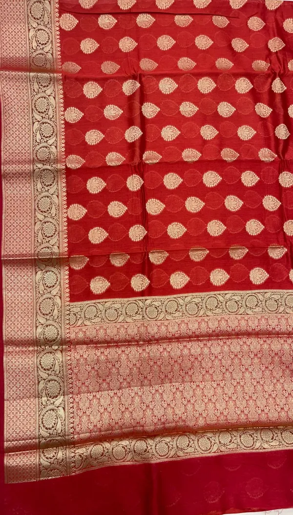 Humairah_Pure_Handloom_Red_Cotton_Golden_Zari_Floral_Booti_with_Red_Floral_Zari_Pallu_and_2D_Zari_Border_with_Red_Blouse