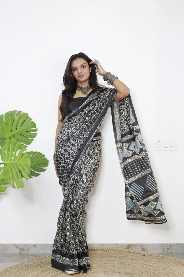 Ikkat_Print_Pure_Soft_Cotton_saree_With_Blouse_Piece