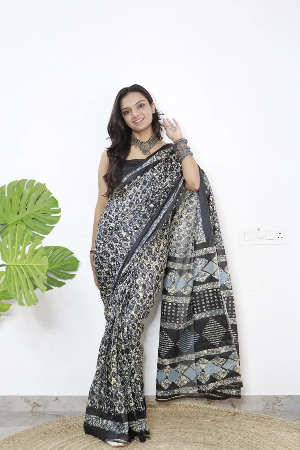 Ikkat_Print_Pure_Soft_Cotton_saree_With_Blouse_Piece