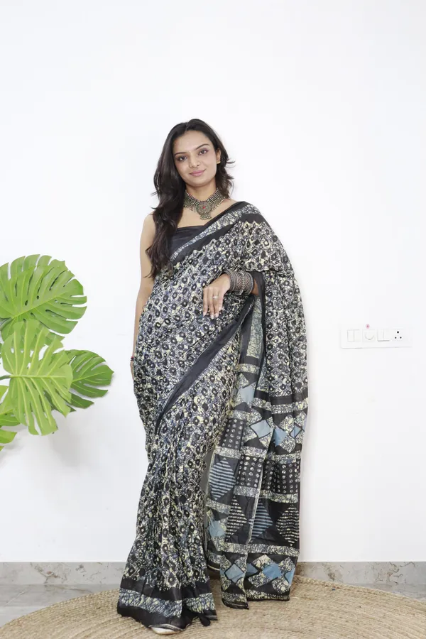 Ikkat_Print_Pure_Soft_Cotton_saree_With_Blouse_Piece