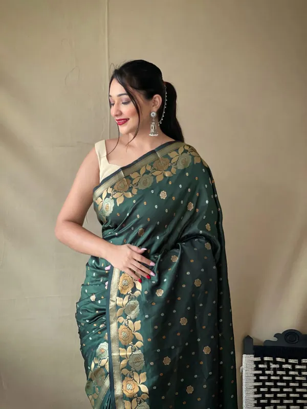 DARK_GREEN_BANARASI_SILK_FLORAL_SAREE_WITH_UNSTITCHED_BLOUSE_PIECE