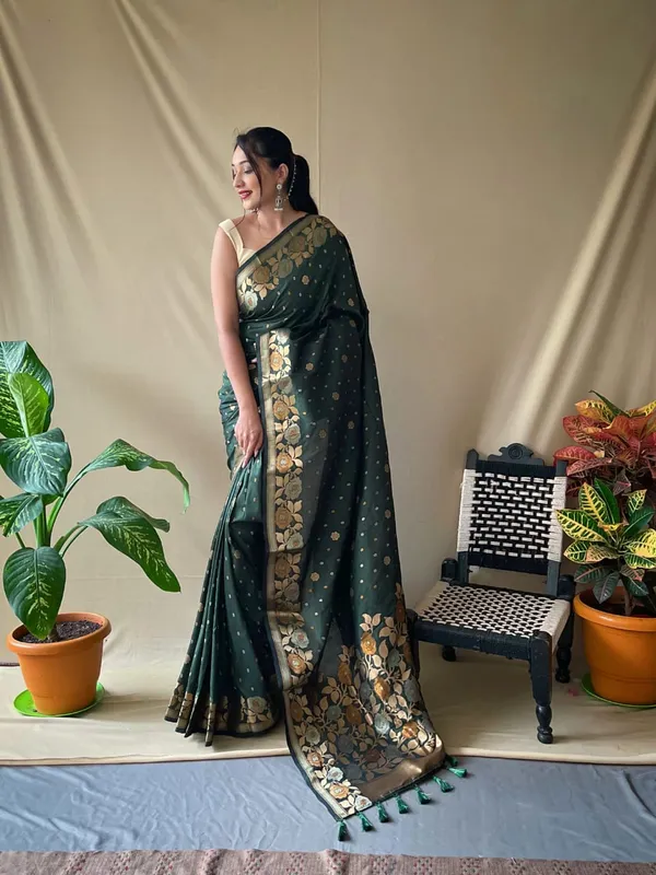 DARK_GREEN_BANARASI_SILK_FLORAL_SAREE_WITH_UNSTITCHED_BLOUSE_PIECE