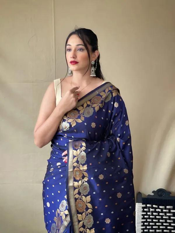 NAVY_BLUE_BANARASI_SILK_FLORAL_SAREE_WITH_UNSTITCHED_BLOUSE_PIECE