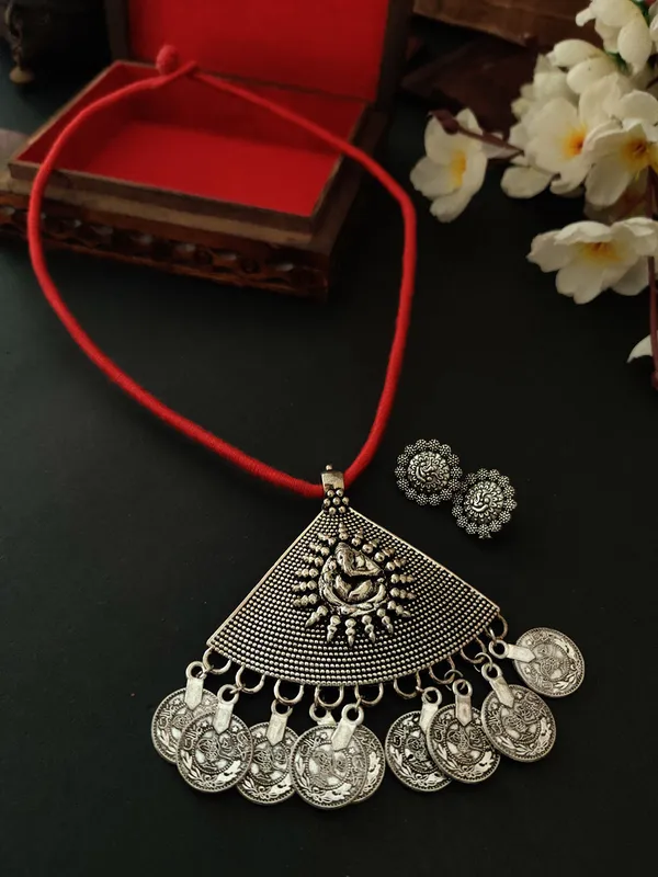 Oxidized_Red_Silver-Plated_Triangle_Ganpati_String_Jewellery_Set