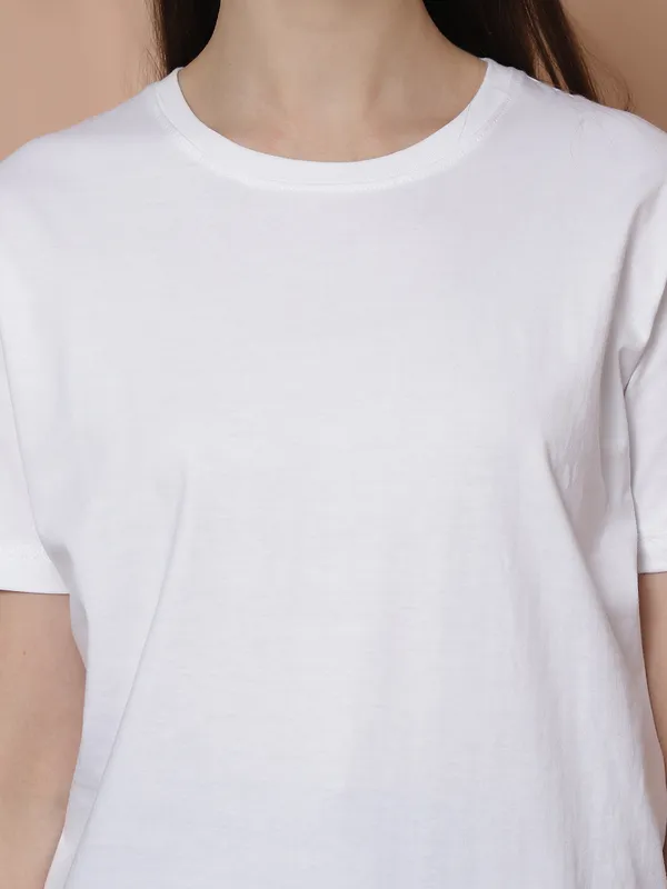Women_White_Round_Neck_Oversized_Tshirt
