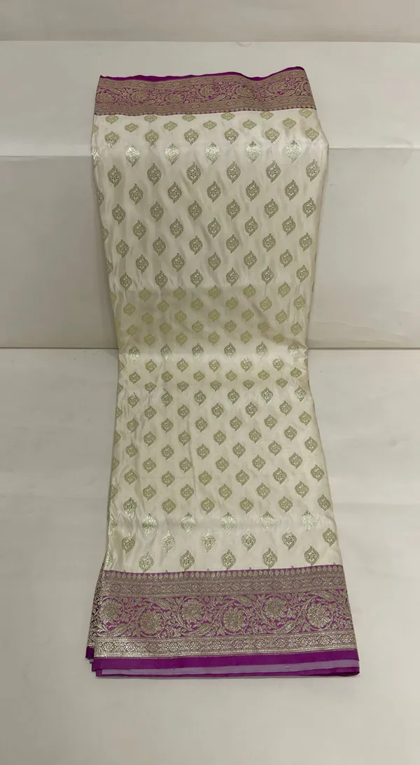 Humairah_Presents_Off-white_Katan_Silk_Floral_Light_Gold_Zari_Booti_with_Contrast_Purple_Floral_Pallu_Banarasi_saree_and_Purple_Blouse