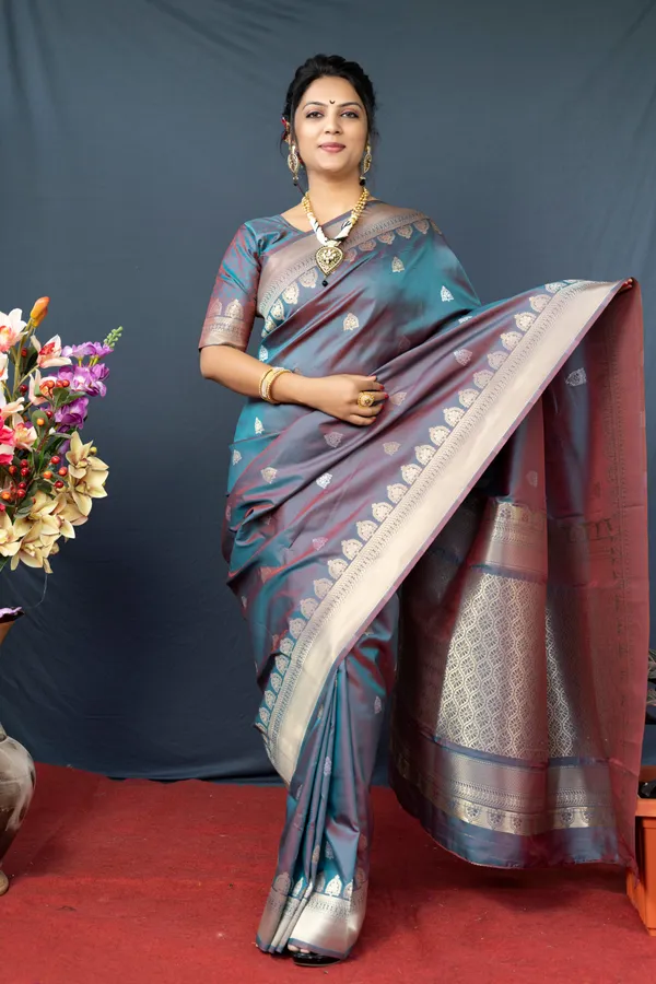 Rama_Colour_Handloom_Banarasi_Silk_Silver_&_Gold_Zari_Work_Saree_With_Rich_Pallu_And_Unstiched_Blouse_Piece.