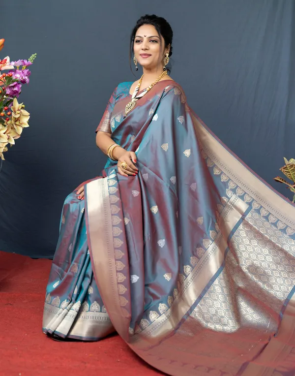 Rama_Colour_Handloom_Banarasi_Silk_Silver_&_Gold_Zari_Work_Saree_With_Rich_Pallu_And_Unstiched_Blouse_Piece.