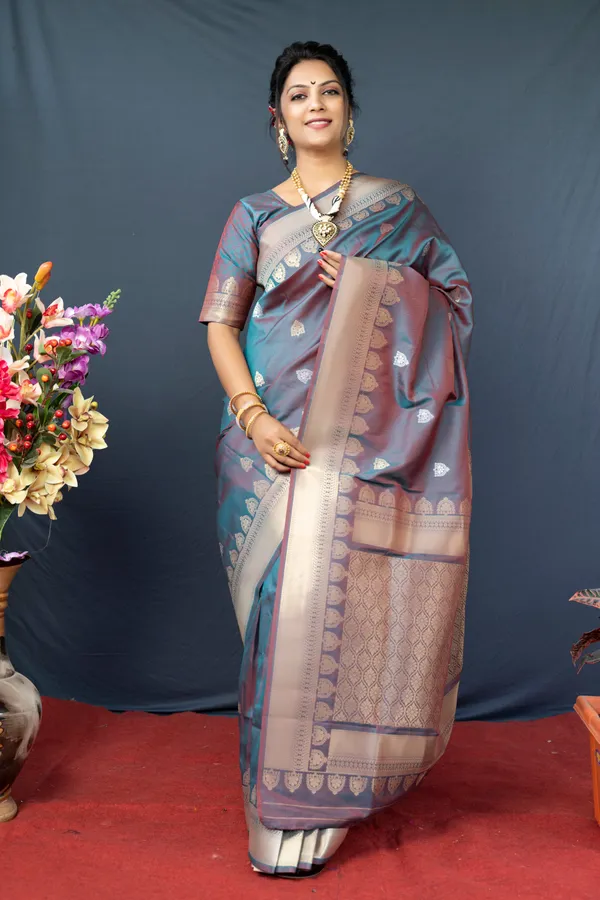 Rama_Colour_Handloom_Banarasi_Silk_Silver_&_Gold_Zari_Work_Saree_With_Rich_Pallu_And_Unstiched_Blouse_Piece.