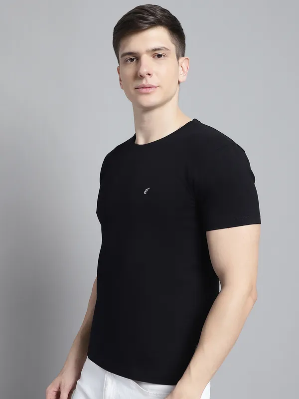 Black_Cotton_Round_Neck_Short_Sleeves_T-Shirt_For_Men