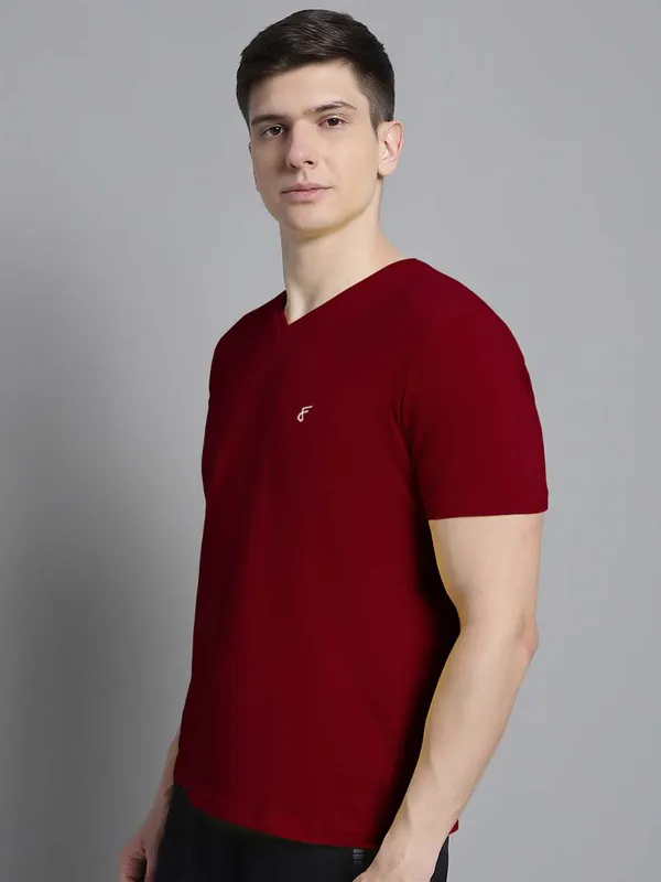 Maroon_Cotton_V-Neck_Short_Sleeves_T-Shirt_For_Men