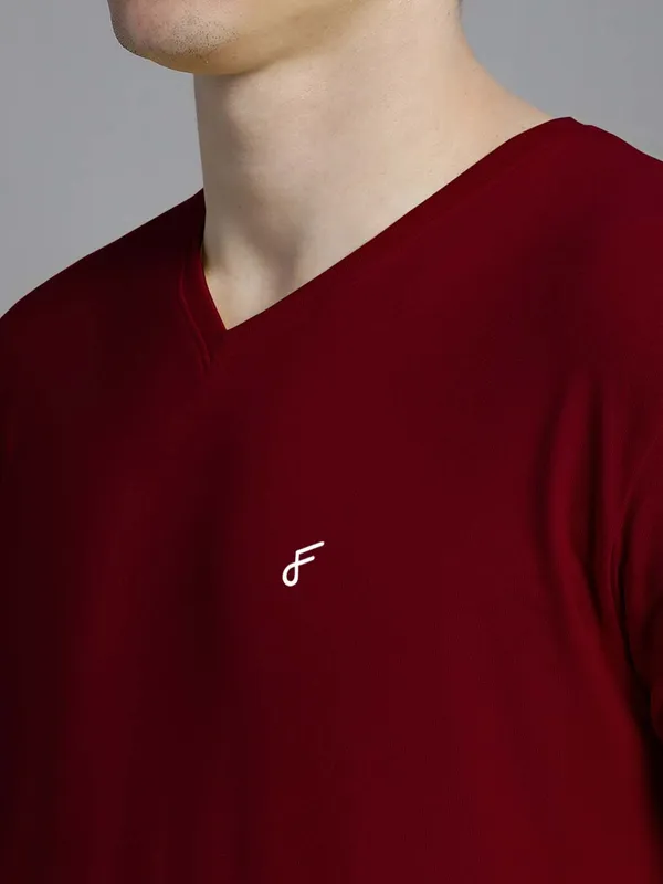 Maroon_Cotton_V-Neck_Short_Sleeves_T-Shirt_For_Men