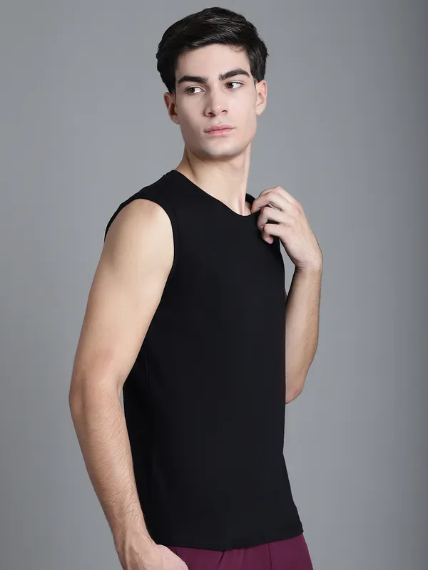 Black_Cotton_Round_Neck_Sleeveless_T-Shirt_For_Men