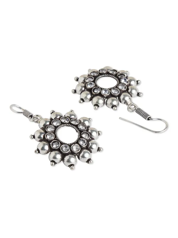 White_pearls_round_shape_studs