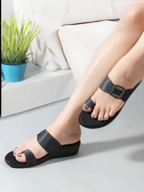 Angutha__Strap_Casual_Wedge_Slippers_(Grey)