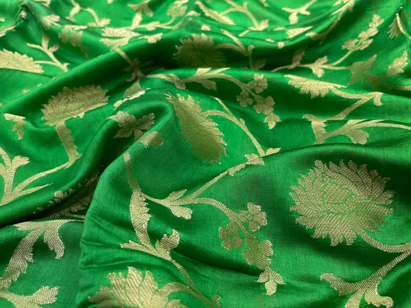 Humairah_Pure_Handloom_Light_Green_Chiniya_Silk_Floral_Silver_Zari_Tilfi_Jaal_with_Contrast_Baby_Pink_Zari_Border_and_Baby_Pink_Blouse