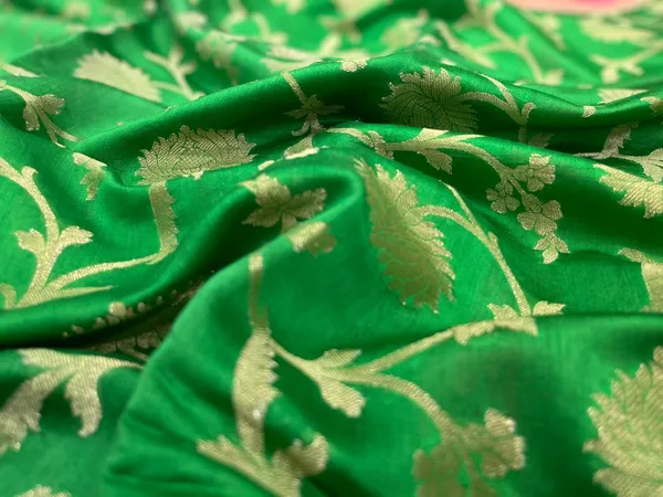 Humairah_Pure_Handloom_Light_Green_Chiniya_Silk_Floral_Silver_Zari_Tilfi_Jaal_with_Contrast_Baby_Pink_Zari_Border_and_Baby_Pink_Blouse