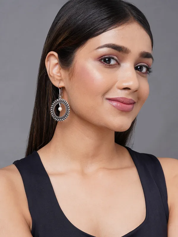 silver_plated_round_pearl_earring
