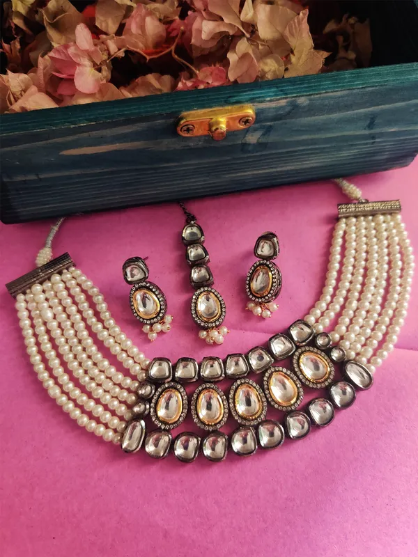 white_stone_kundan_jewellery_set_with_mang_tika