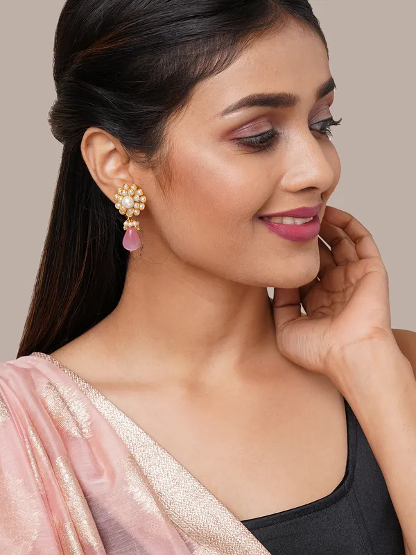 gold_toned_flower_peach_pearl_drop_earring
