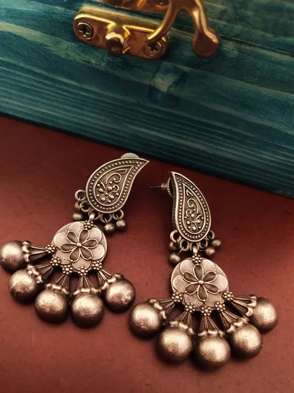 Dangling_Earrings_with_Oxidized_Finish