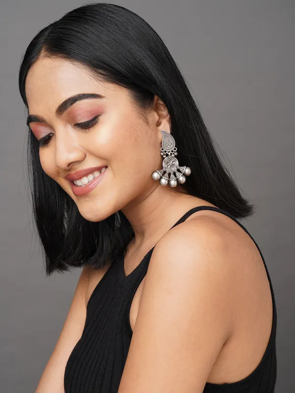 Dangling_Earrings_with_Oxidized_Finish