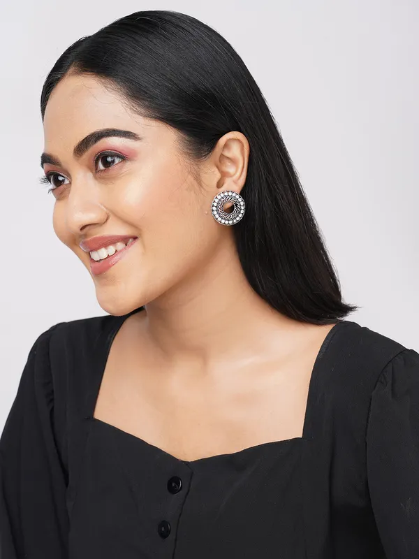 Women_silver_toned_round_shaped_stud