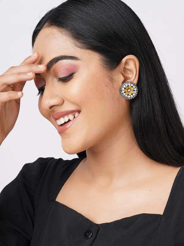 Gold_toned_Flower_stud