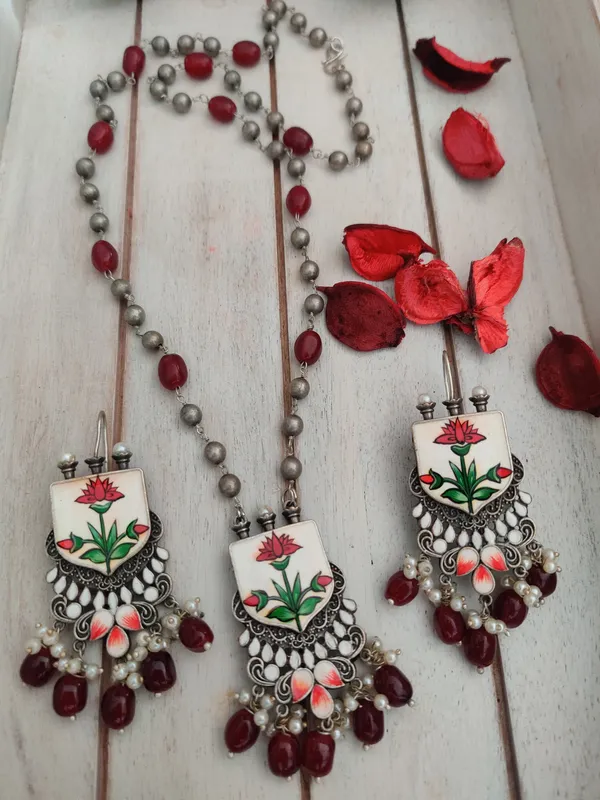 Lotis_Long_Red_Kundan_Beads_Pendant_Set