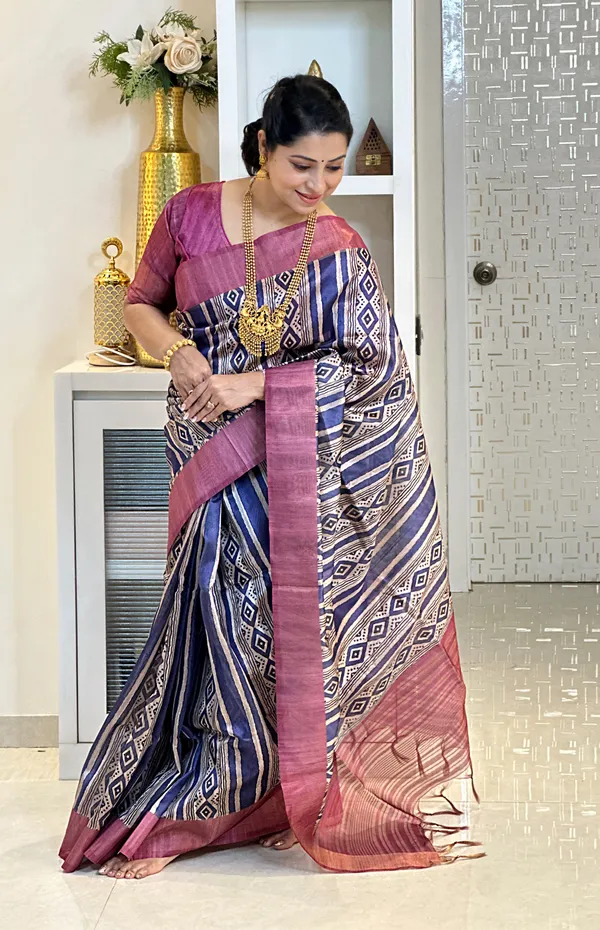 Soft_Tussar_Silk_sarees_with_Beautiful_Print_With_Attractive_Pallu_&_Zari_Border_And_Contrast_Print_Blouse_With_Tassels