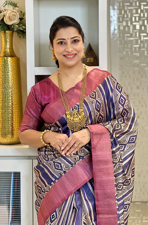 Soft_Tussar_Silk_sarees_with_Beautiful_Print_With_Attractive_Pallu_&_Zari_Border_And_Contrast_Print_Blouse_With_Tassels