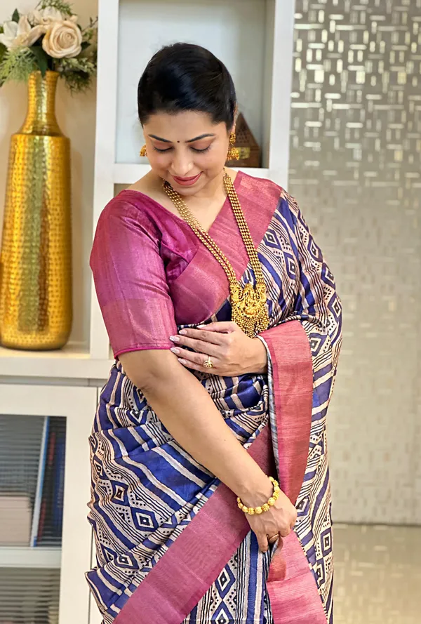 Soft_Tussar_Silk_sarees_with_Beautiful_Print_With_Attractive_Pallu_&_Zari_Border_And_Contrast_Print_Blouse_With_Tassels