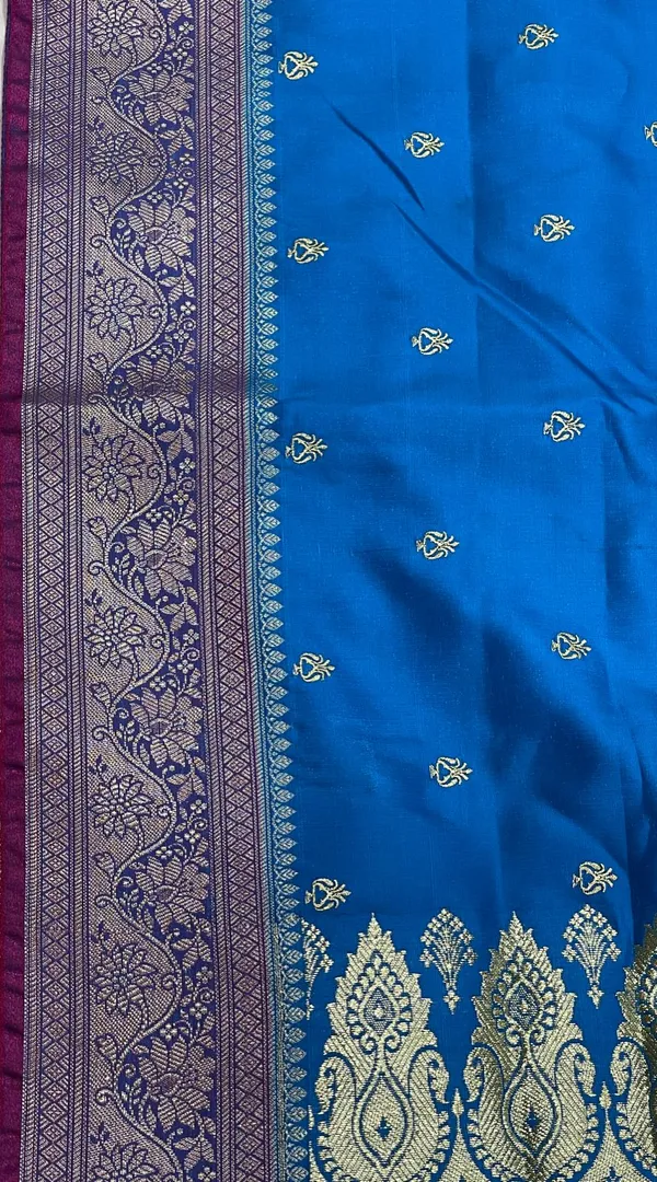 Humairah_Presents_Royal_Blue_Satin_Silk_Gold_Zari_Lachha_Booti_and_Contrast_Red_Floral_Zari_Border_and_Heavy_Gold_Zari_Jaal_Pallu_Banarasi_saree_with_Red_Blouse