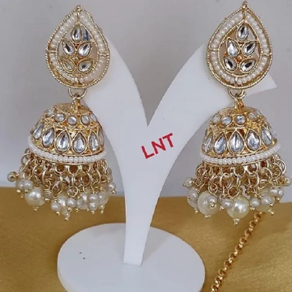 Kundan_White_Pearls_Jhumki_Earrings_With_Mang_Tikka_For_Women.