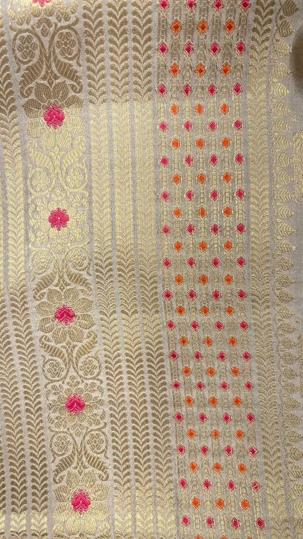 Humairah_Pure_Handwoven_Grey_Chiniya_Silk_Gold_Floral_Zari_Booti_with_Minakari_Zari_Border_Banarasi_Saree_with_Grey_Blouse_Piece